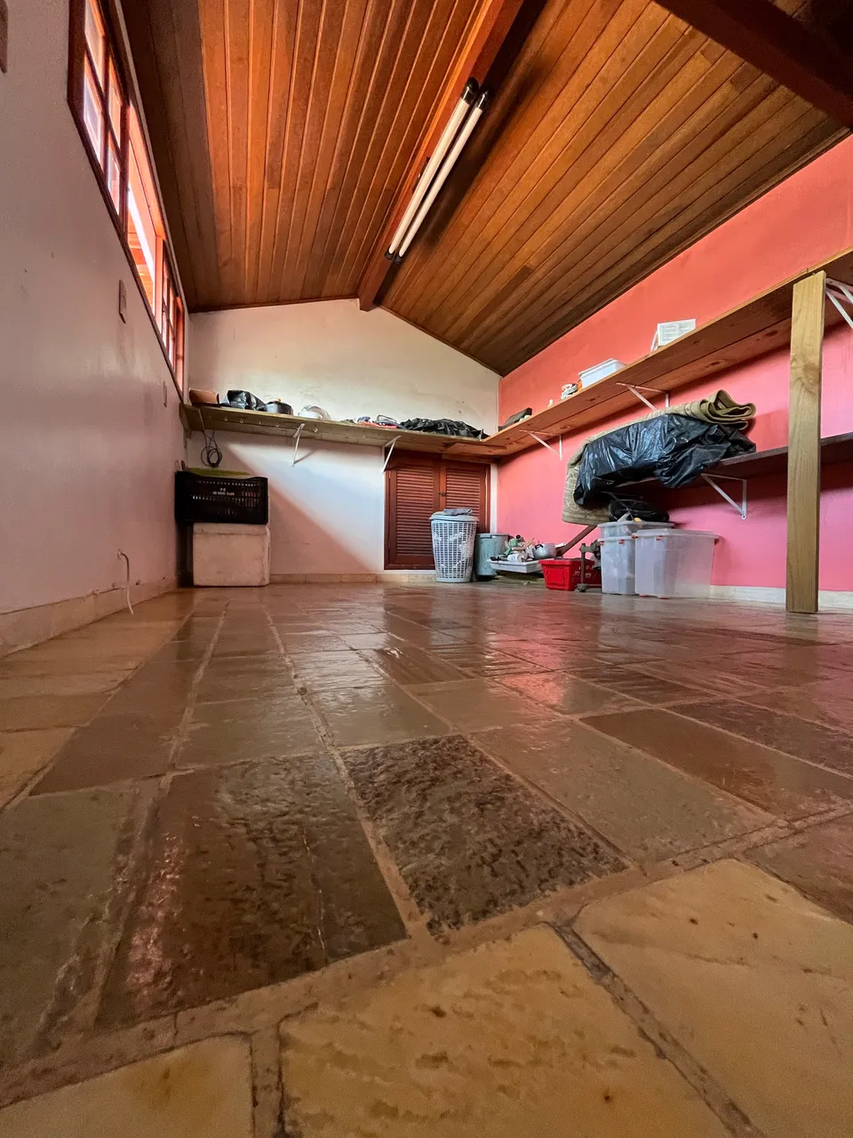 Casa com 3 dormitórios e 3 banheiros, com varanda