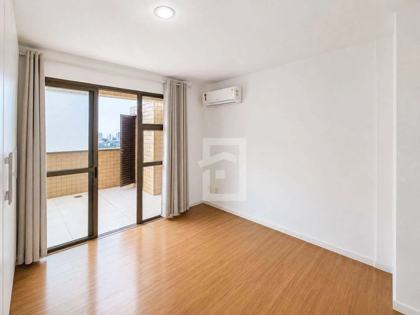210 m² apartment with 3 bedrooms and glassed balcony — photo 17