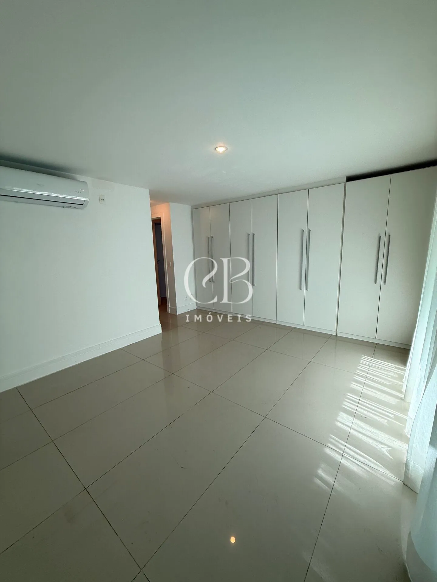 Apartment with 4 bedrooms and a balcony in great condition — photo 28