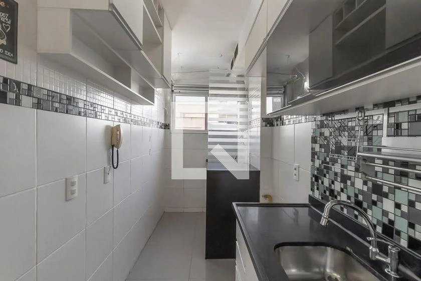 Apartamento de 2 quartos em condomínio com piscina