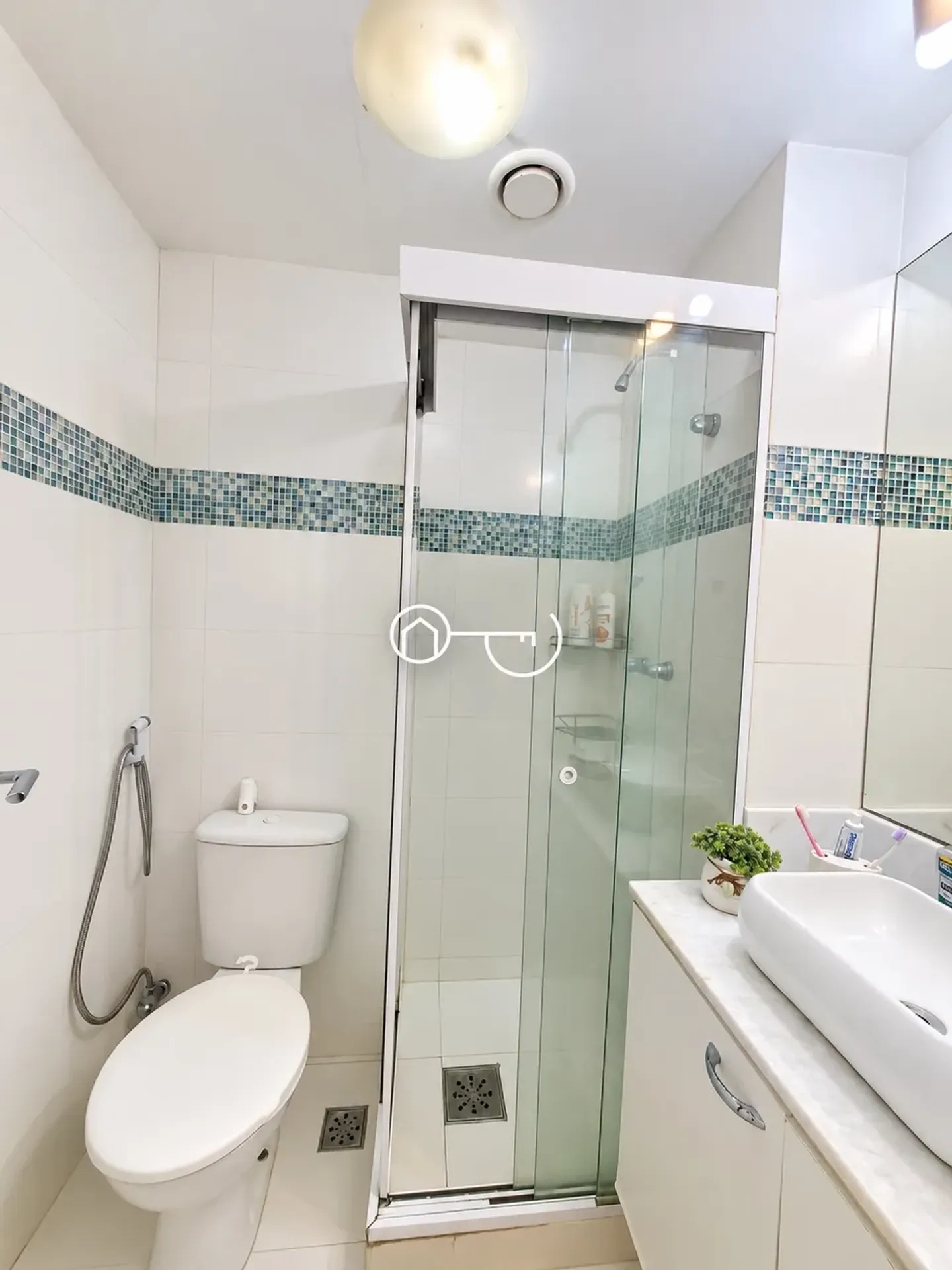 Glass-enclosed balcony in a 2-bedroom apartment, 62 m² — photo 15