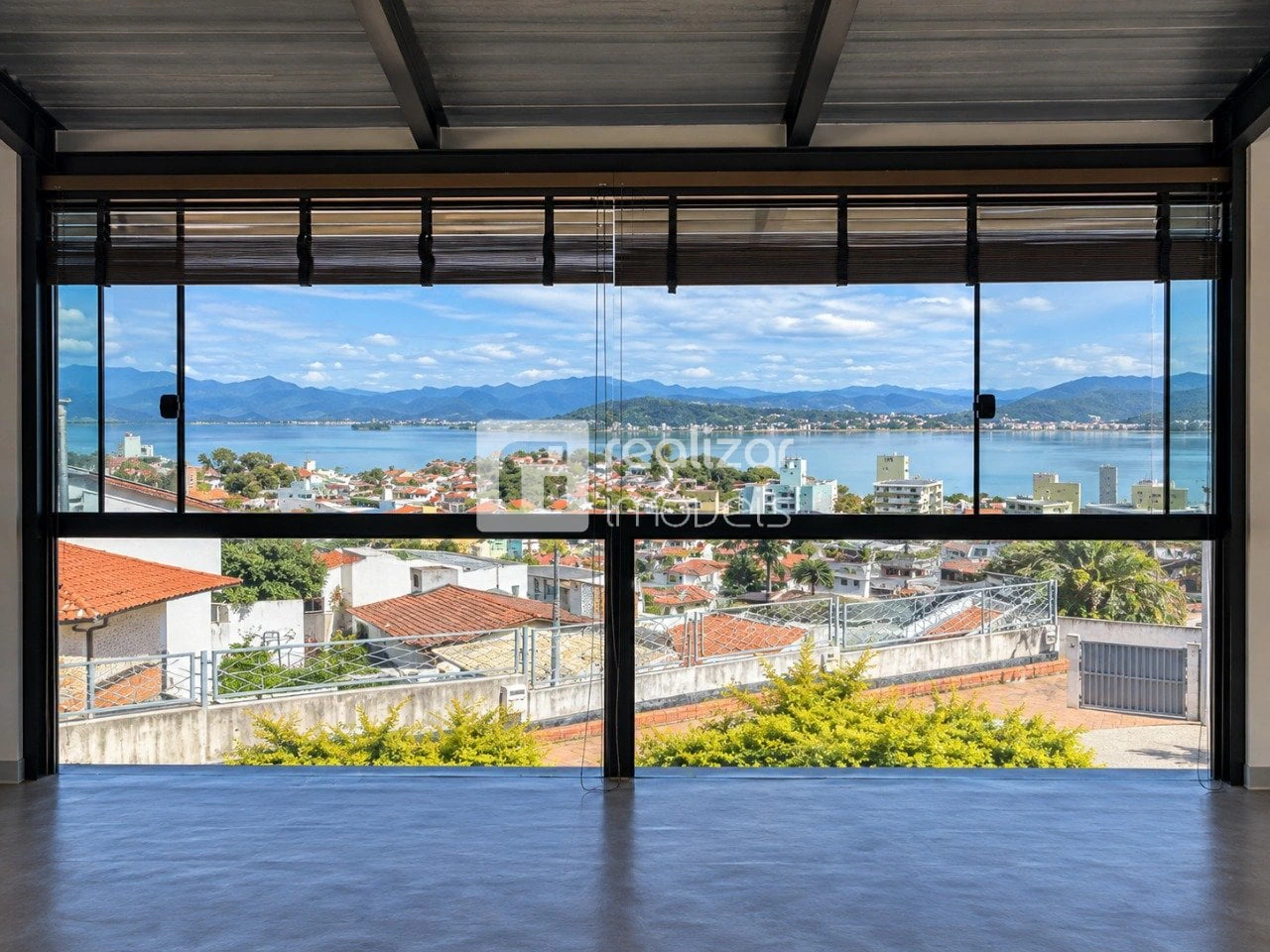 Floor-to-ceiling windows in a 4-bedroom house, 292 m² — photo 11