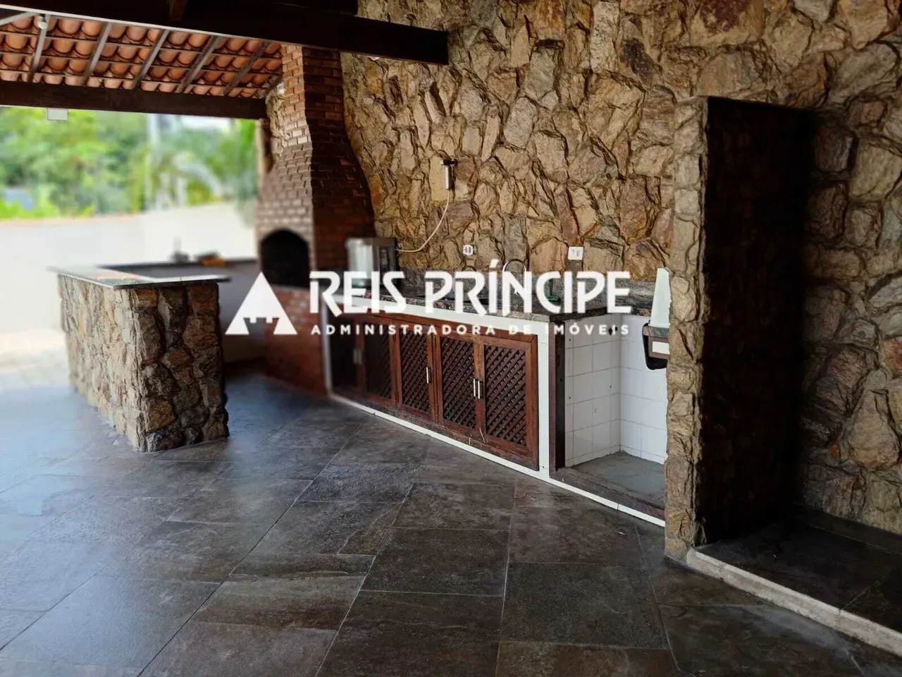 Unfurnished house with 4 bedrooms and 5 bathrooms — photo 29