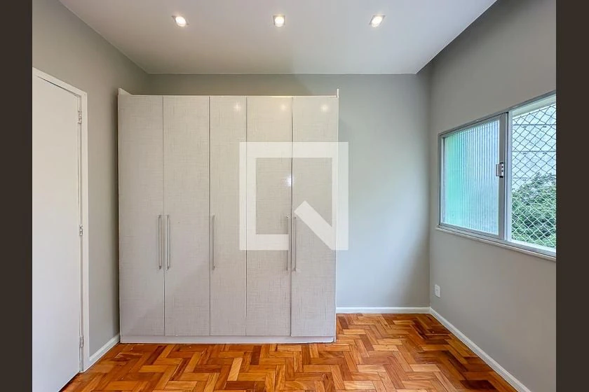 One-bedroom apartment with wood or laminate floors — photo 3