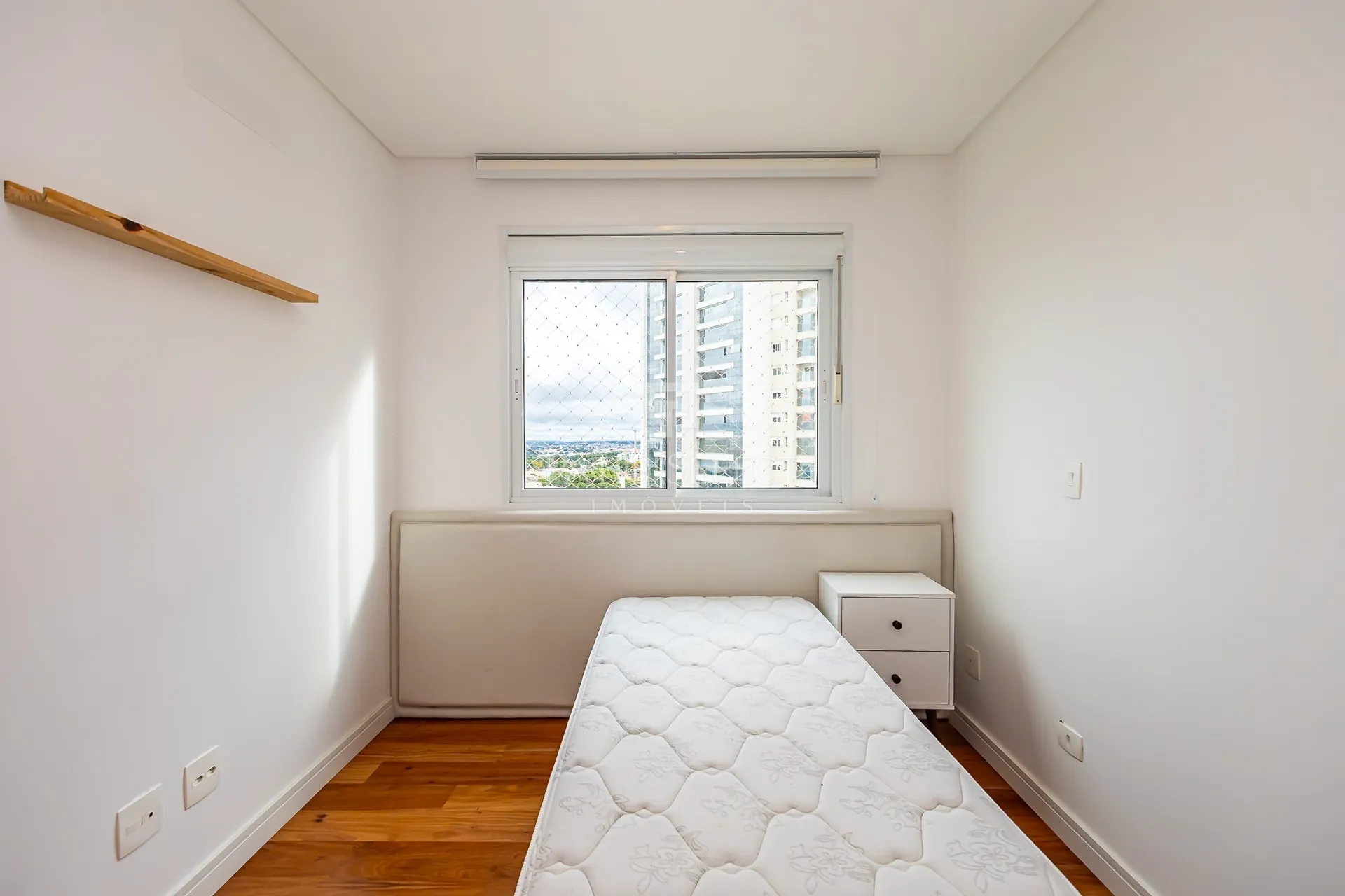 4-bedroom apartment with a fireplace — photo 49