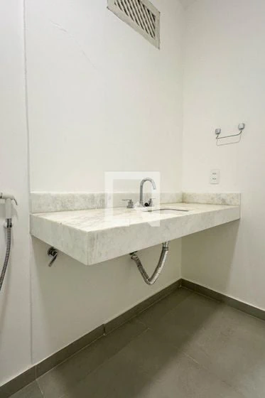 Деревянный пол или ламинат и 4 спальни: квартира 168 м² — photo 30