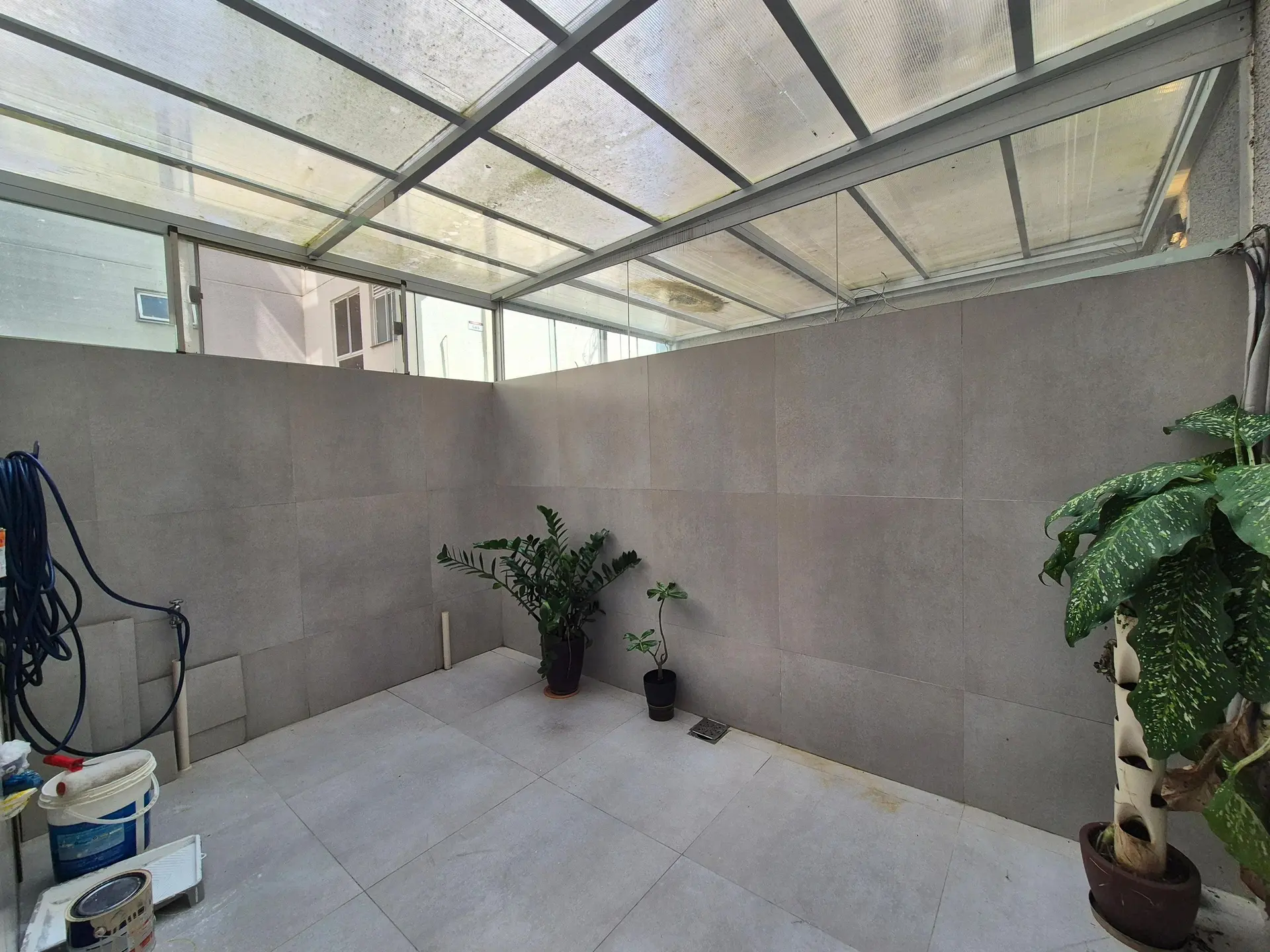 2-bedroom apartment in a building with a gym — photo 5