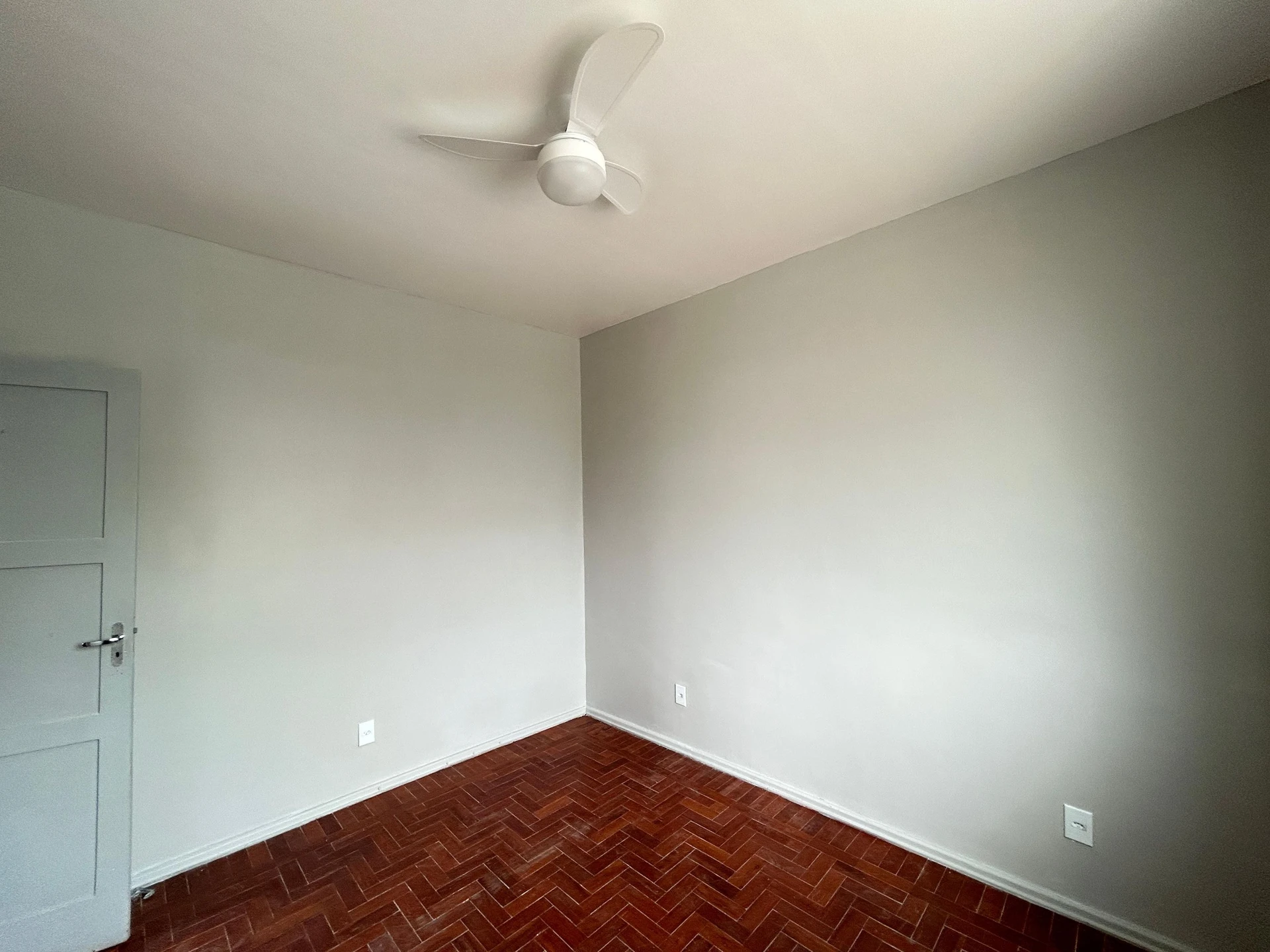 Casa de 2 quartos com piso de madeira ou laminado — photo 5