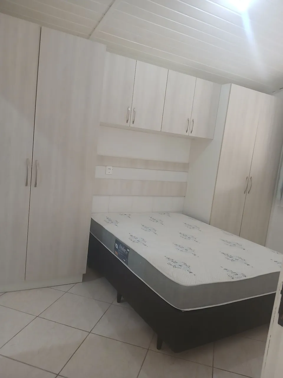 Furnished studio with 1 bedroom, 1 parking space and enclosed kitchen