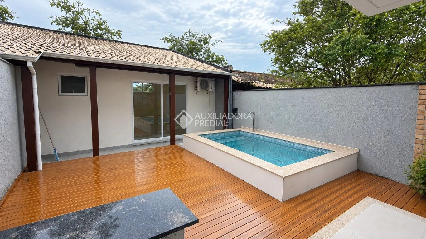 Balcony with a grill in a 4-bedroom house, 120 m² — photo 3
