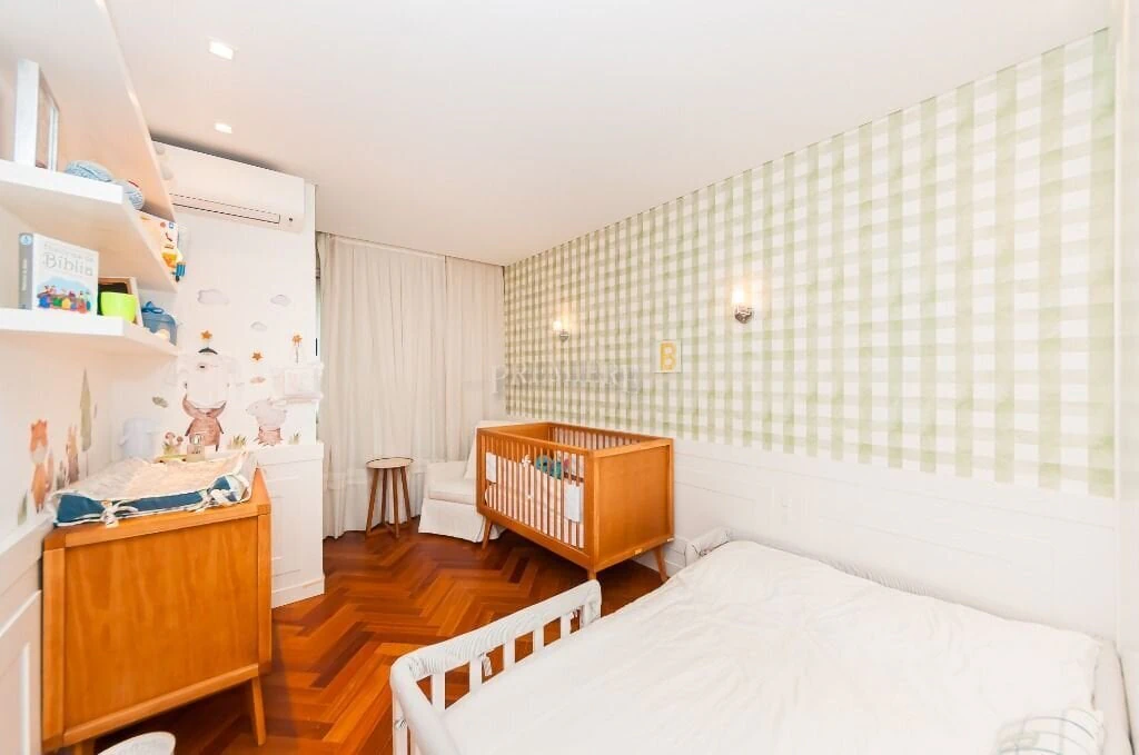 266 m² apartment with a walk-in closet and a bathtub — photo 22