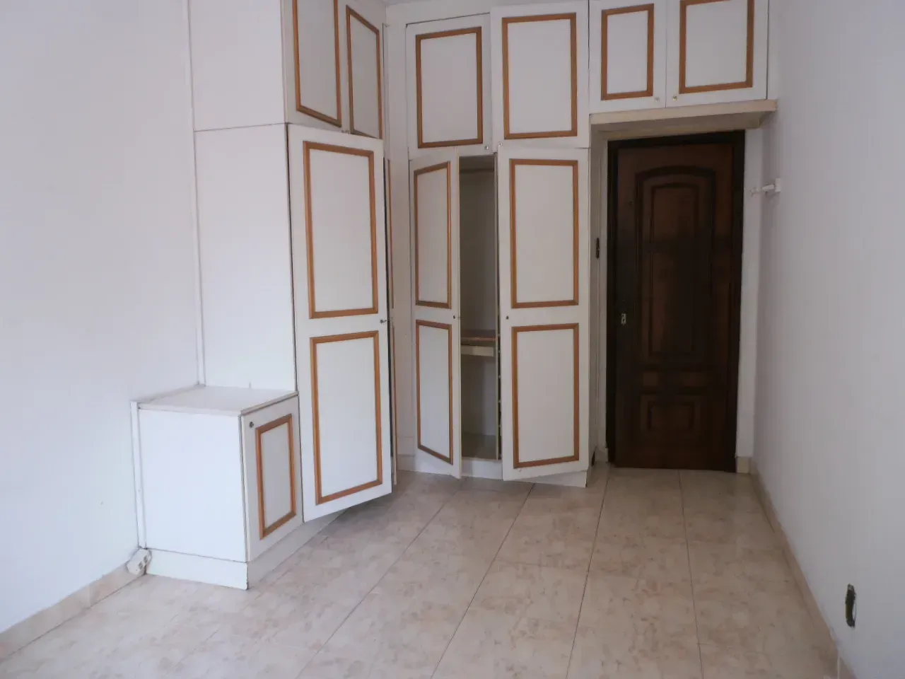 Unfurnished 2-bedroom apartment with balcony — photo 12