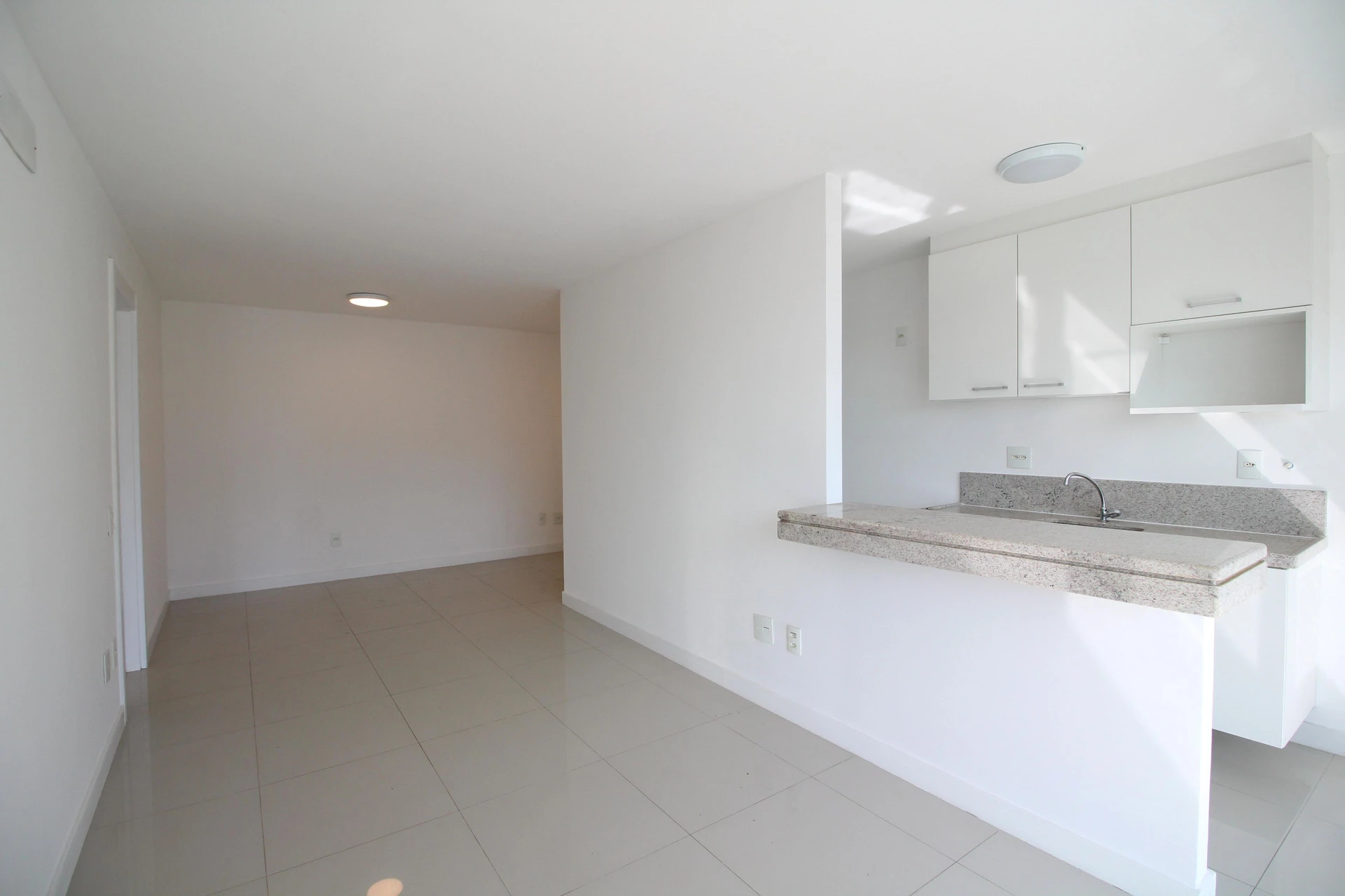 Apartamento de 2 quartos com janelas do piso ao teto