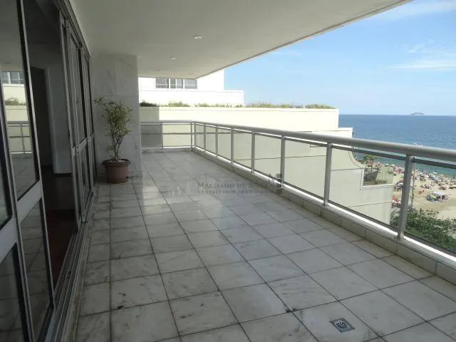 Water view in a 4-bedroom apartment, 350 m² — photo 6