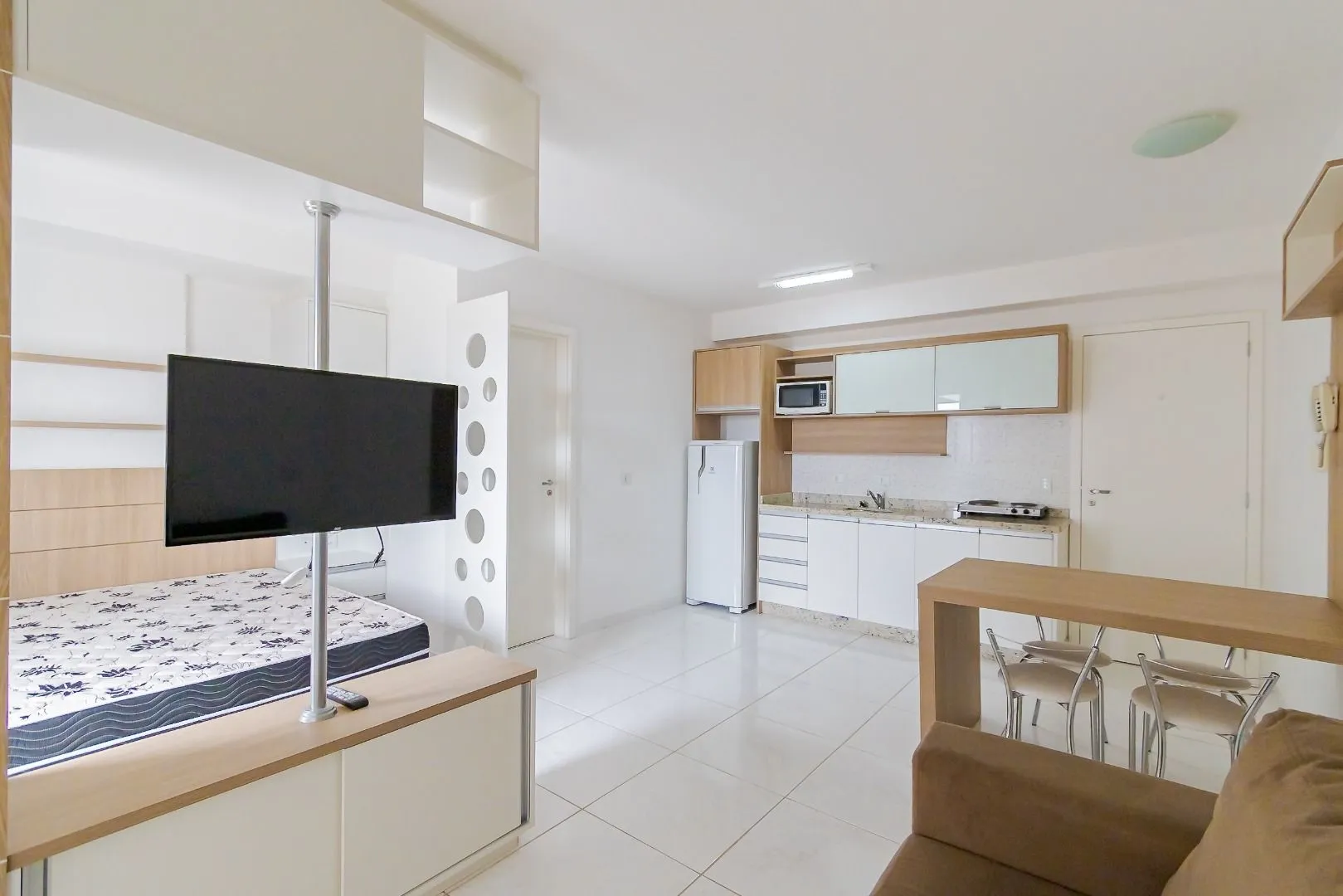 Furnished 1-bedroom apartment with balcony — photo 2