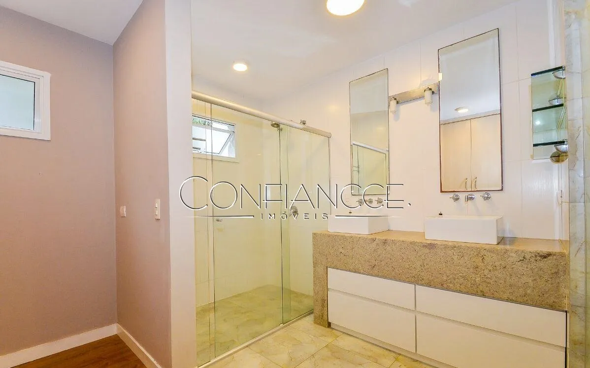 Камін та 4 спальні: будинок 250 м² — photo 23