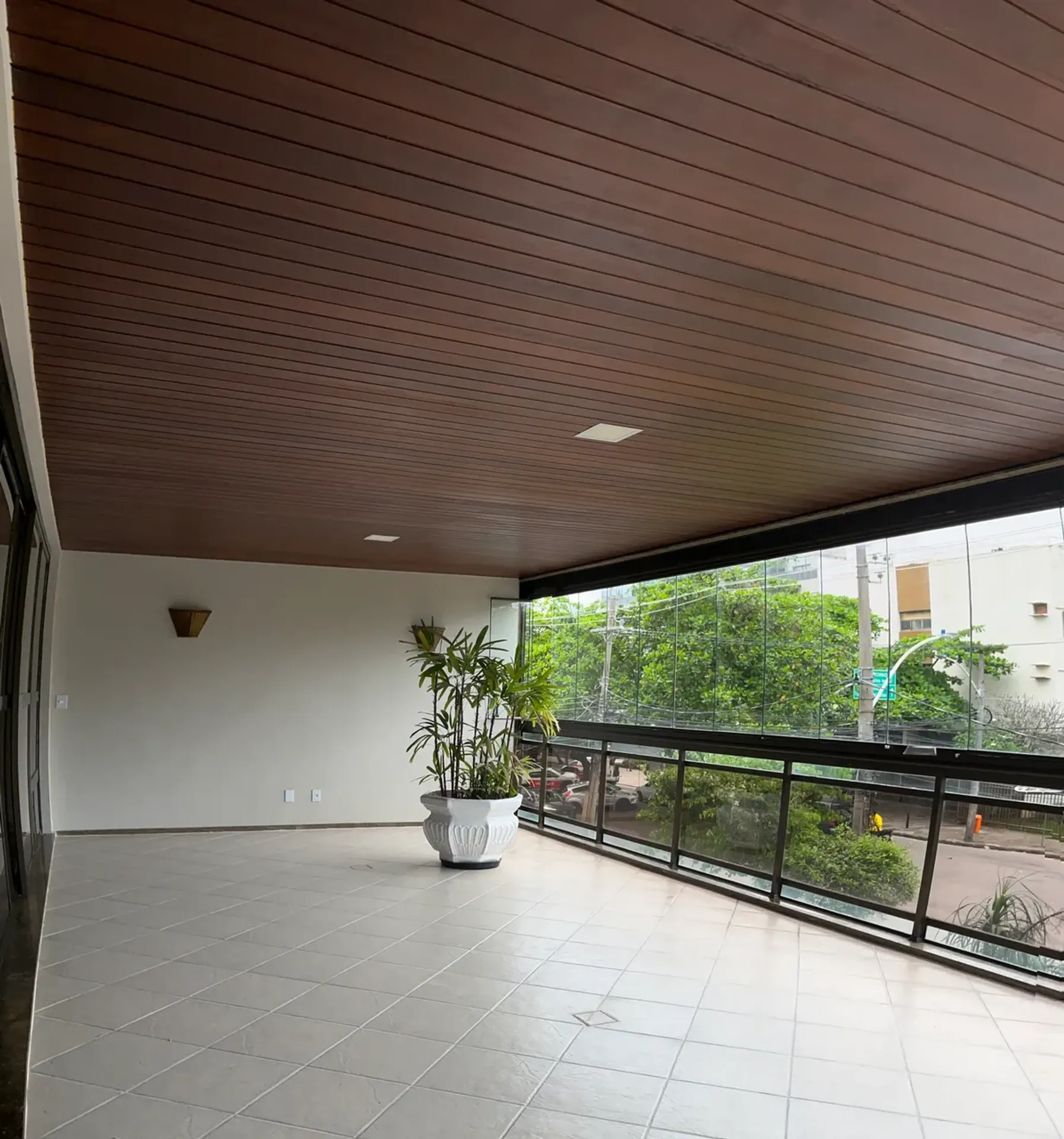 Unfurnished apartment with 3 bedrooms and a balcony — photo 17