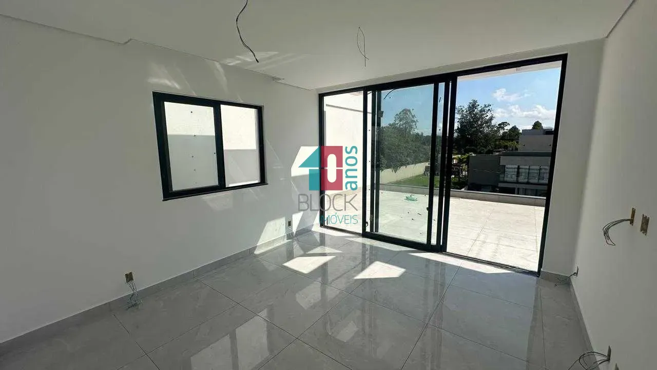 Casa com 5 suítes, 8 banheiros e 3 vagas para reformar — photo 31