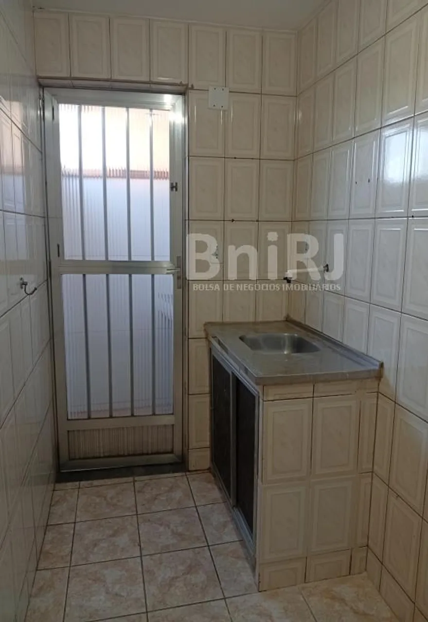 Unfurnished 1-bedroom apartment with glass shower enclosure