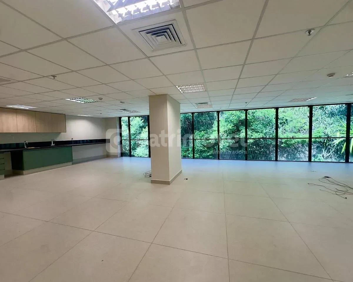 Sala comercial de 779 m², 1 quarto e 6 banheiros — photo 3