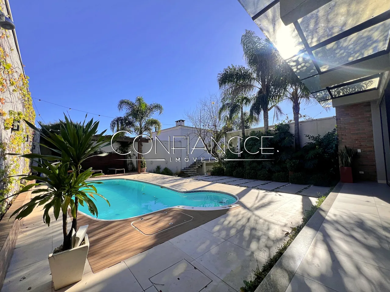 House with open-plan kitchen and 5 bedrooms and 5 baths — photo 16