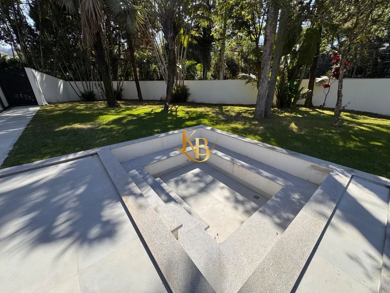 Casa com 5 quartos e área de piscina ao ar livre — photo 56