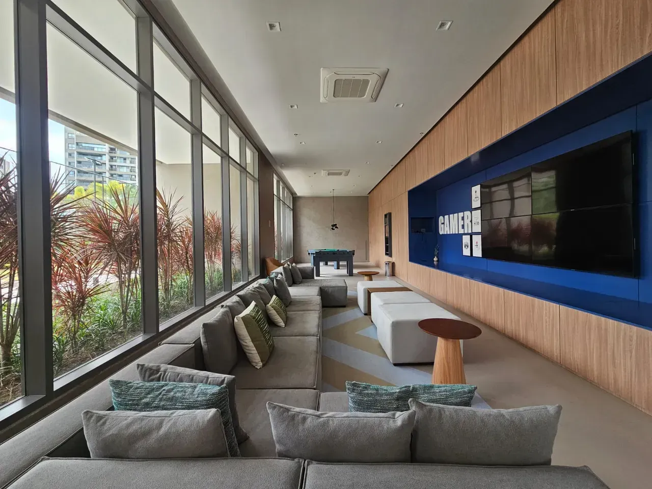 4-bedroom apartment in a building with a gym — photo 20