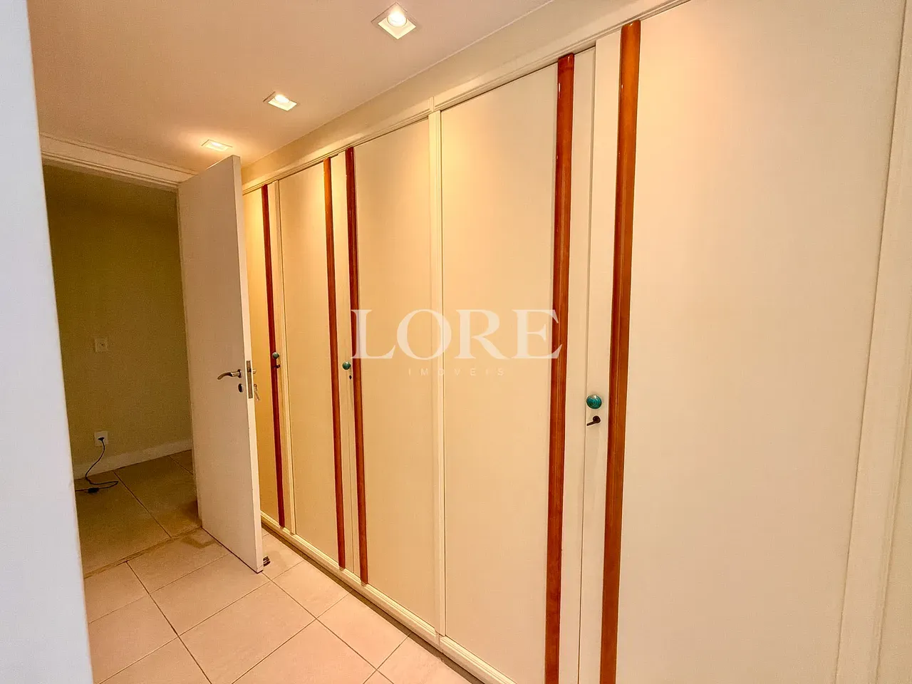 Floor-to-ceiling windows in a 4-bedroom apartment, 205 m² — photo 17