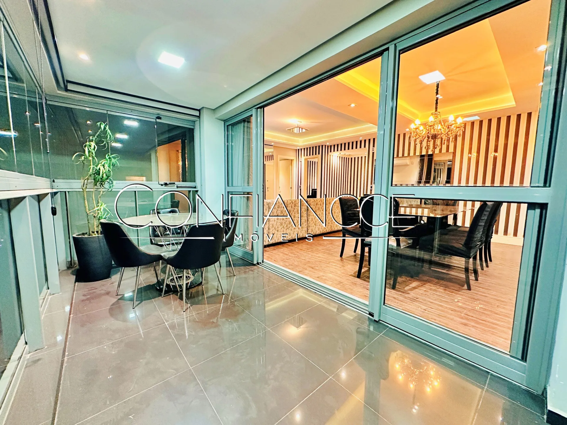 Glass-enclosed balcony in a 3-bedroom apartment, 134 m²