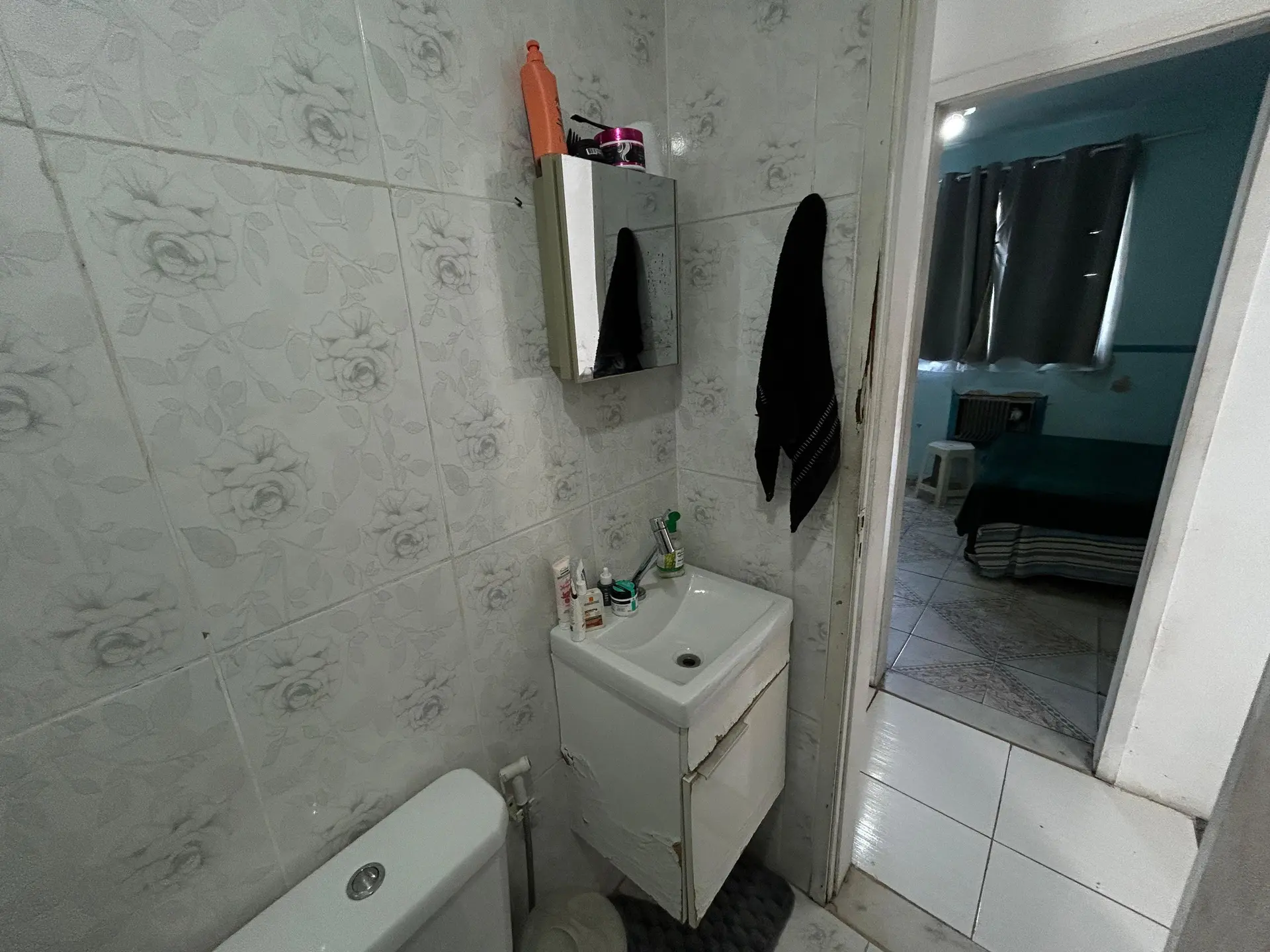 Furnished 2-bedroom apartment with building party room — photo 40