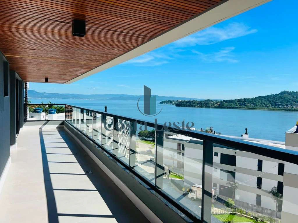 160 m² apartment with 3 en-suite bedrooms and 4 baths