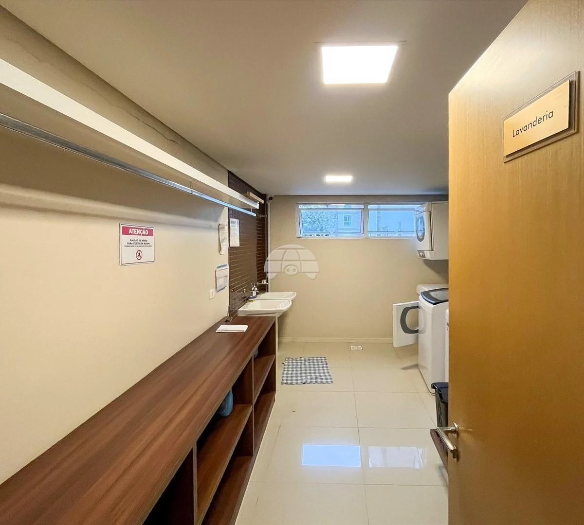 One-bedroom apartment with a dryer — photo 18