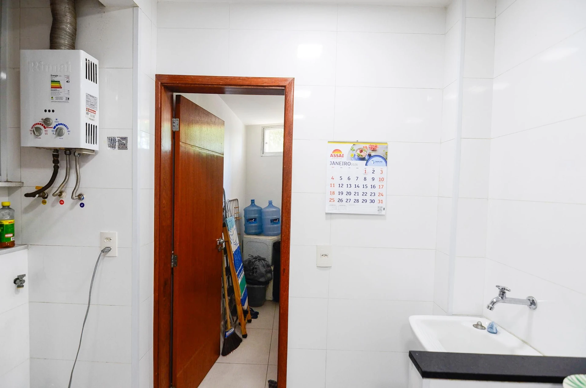 Furnished 1-bedroom apartment with en-suite and 1 parking spot — photo 17