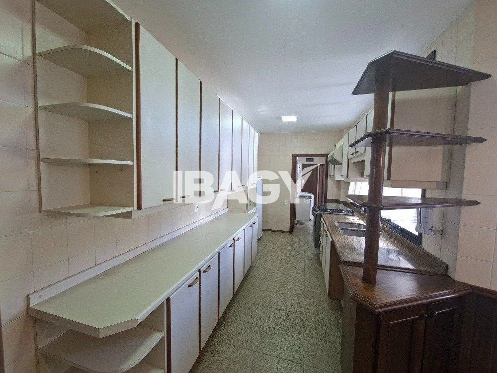 302 m² apartment with a water view and a bathtub — photo 2