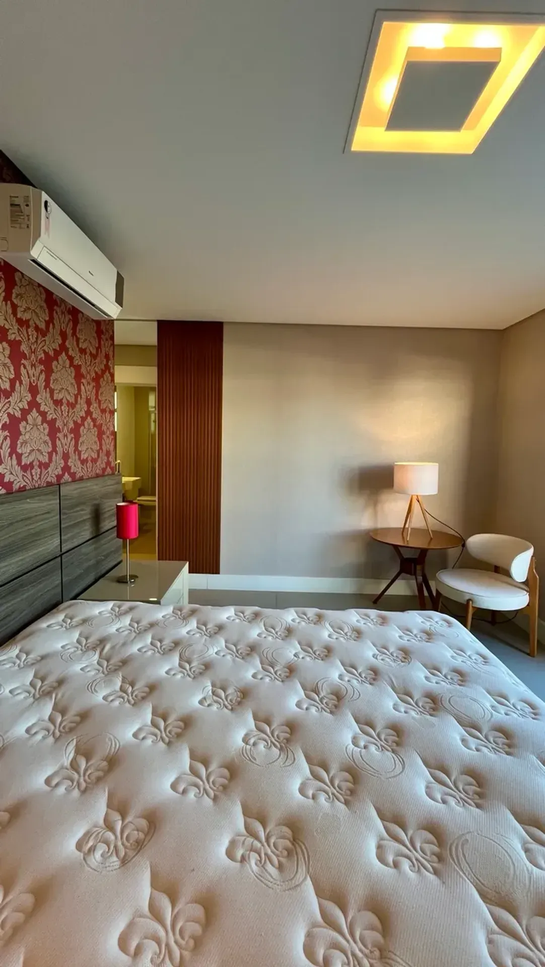 Furnished apartment with 3 en-suite suites — photo 46