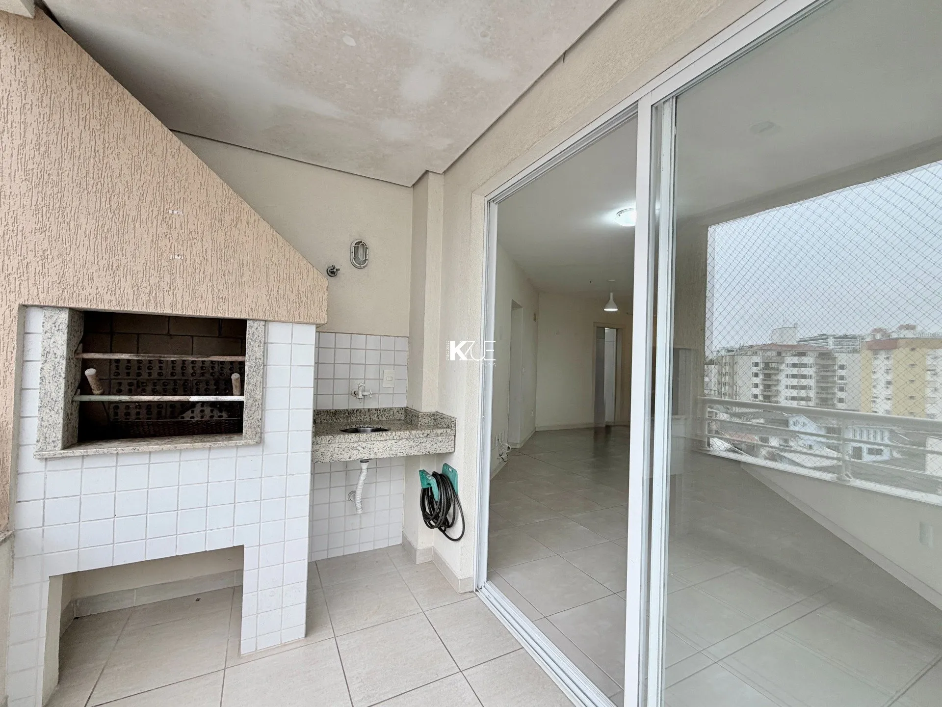 Balcony with a grill in a 2-bedroom apartment, 83 m² — photo 11