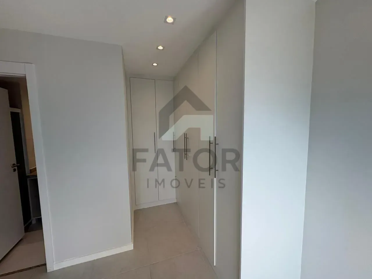 Apartamento com 3 quartos e varanda fechada de vidro — photo 14