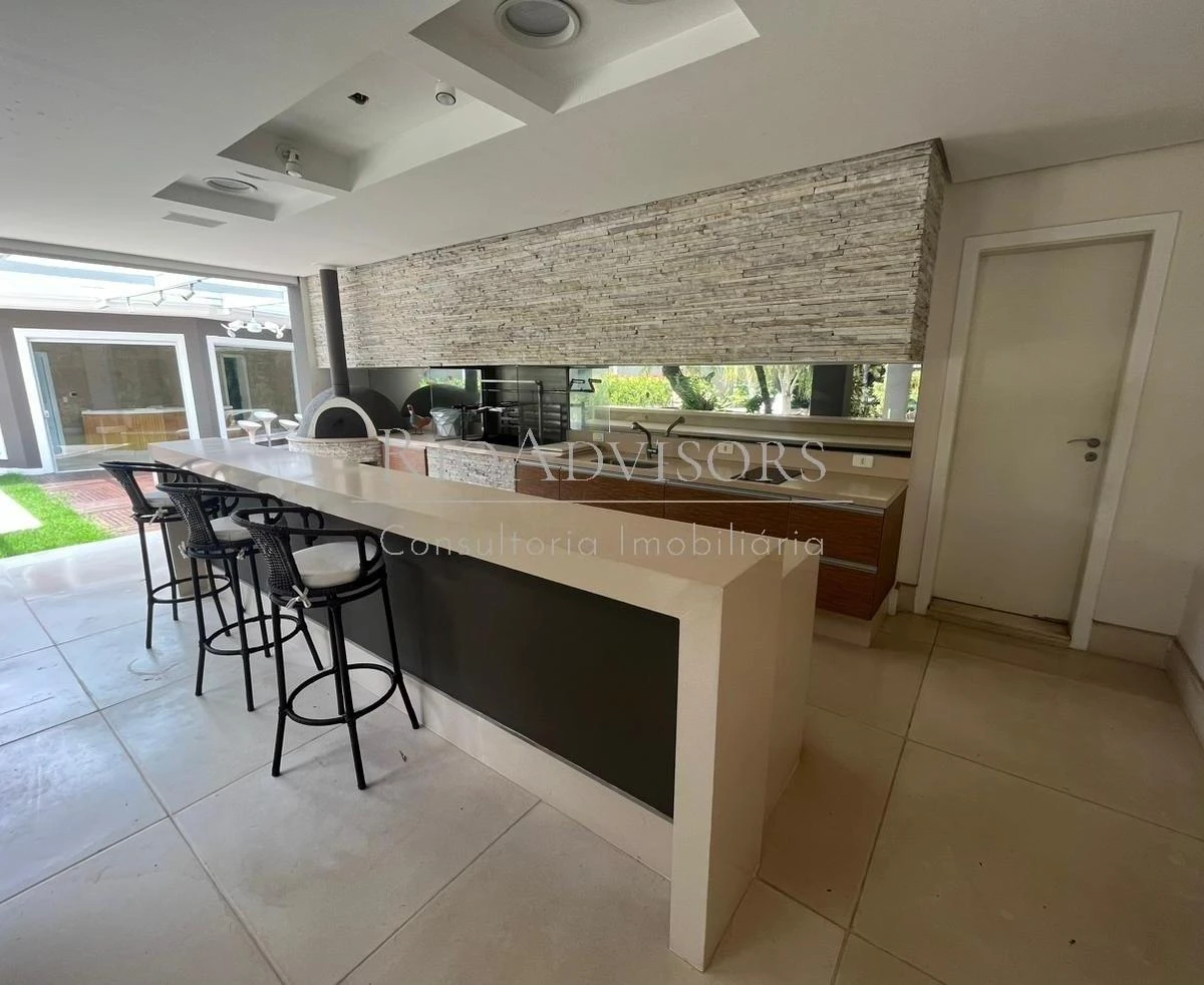 House 890 m² with 6 en-suite bedrooms and gas kitchen — photo 8