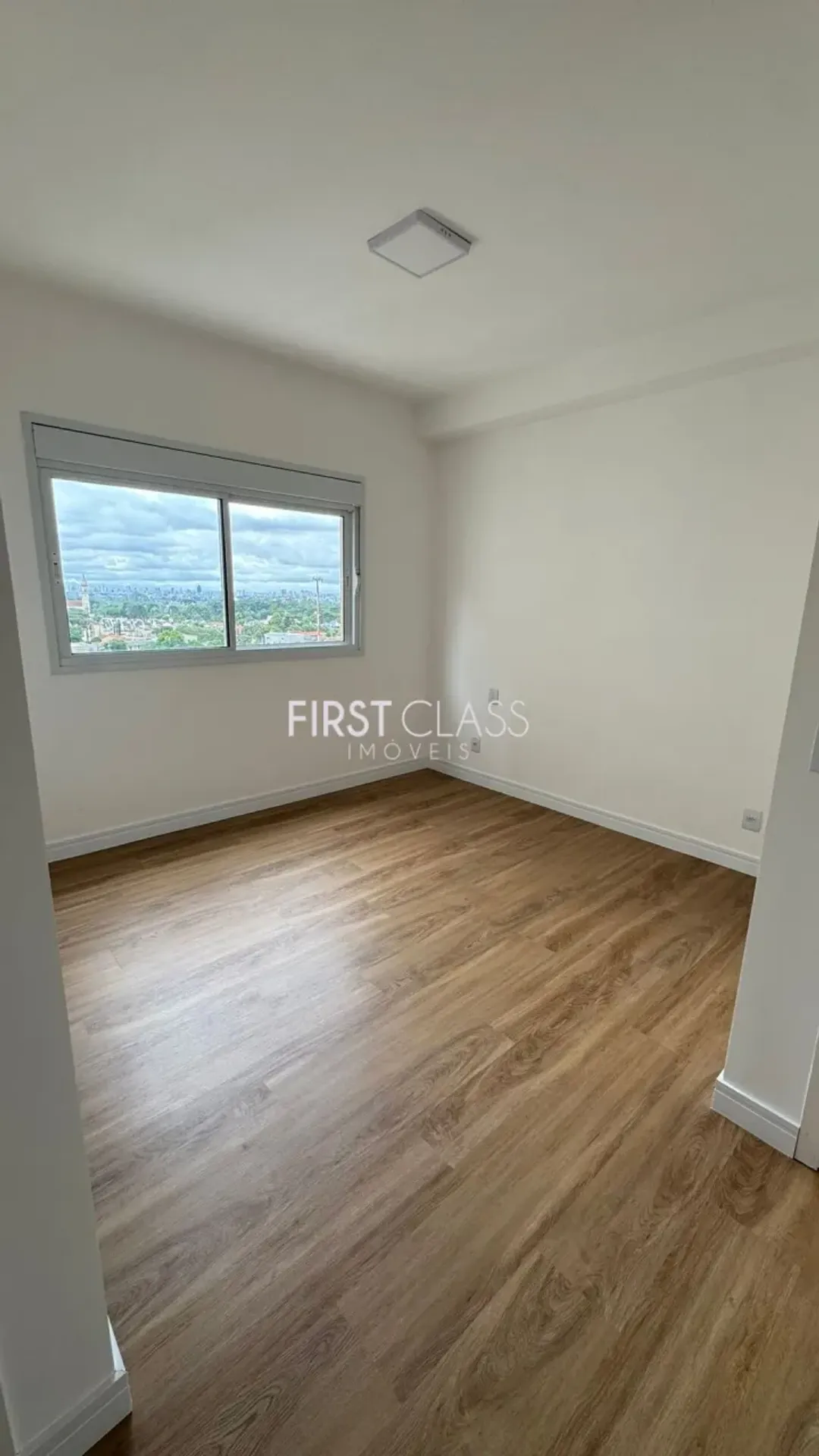 Wood or laminate floors in a 3-bedroom apartment, 113 m² — photo 11