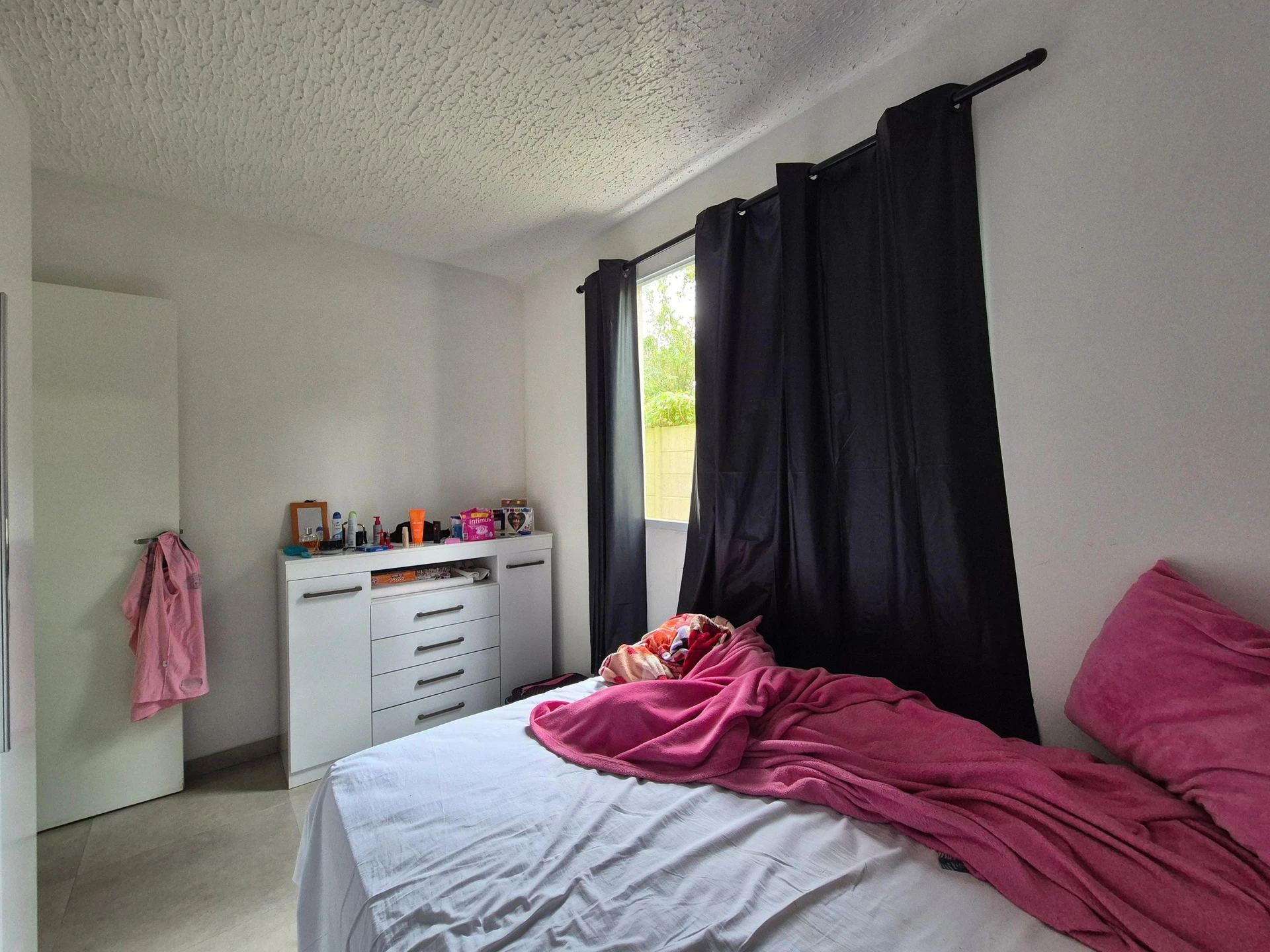 Furnished 2-bedroom apartment with open-plan kitchen — photo 6
