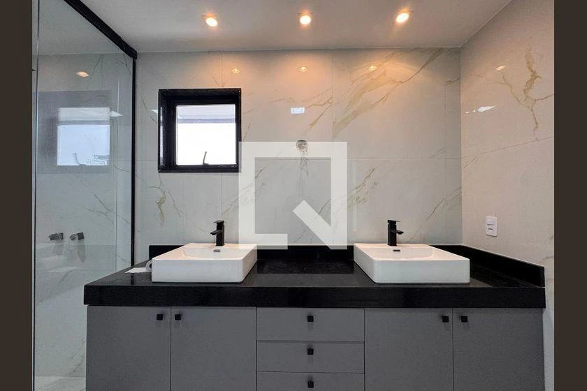 Rental house with 4 bedrooms and 222 m², balcony — photo 27