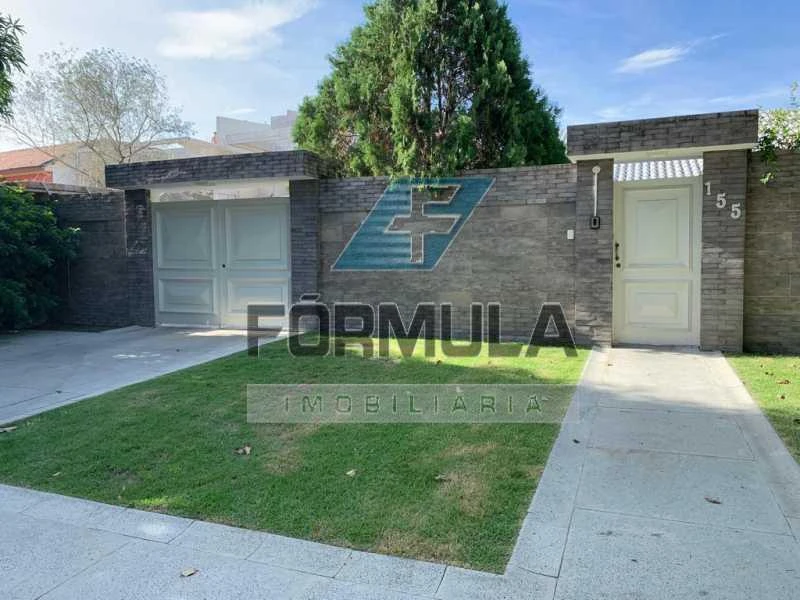 4-bedroom house with a bathtub — photo 4