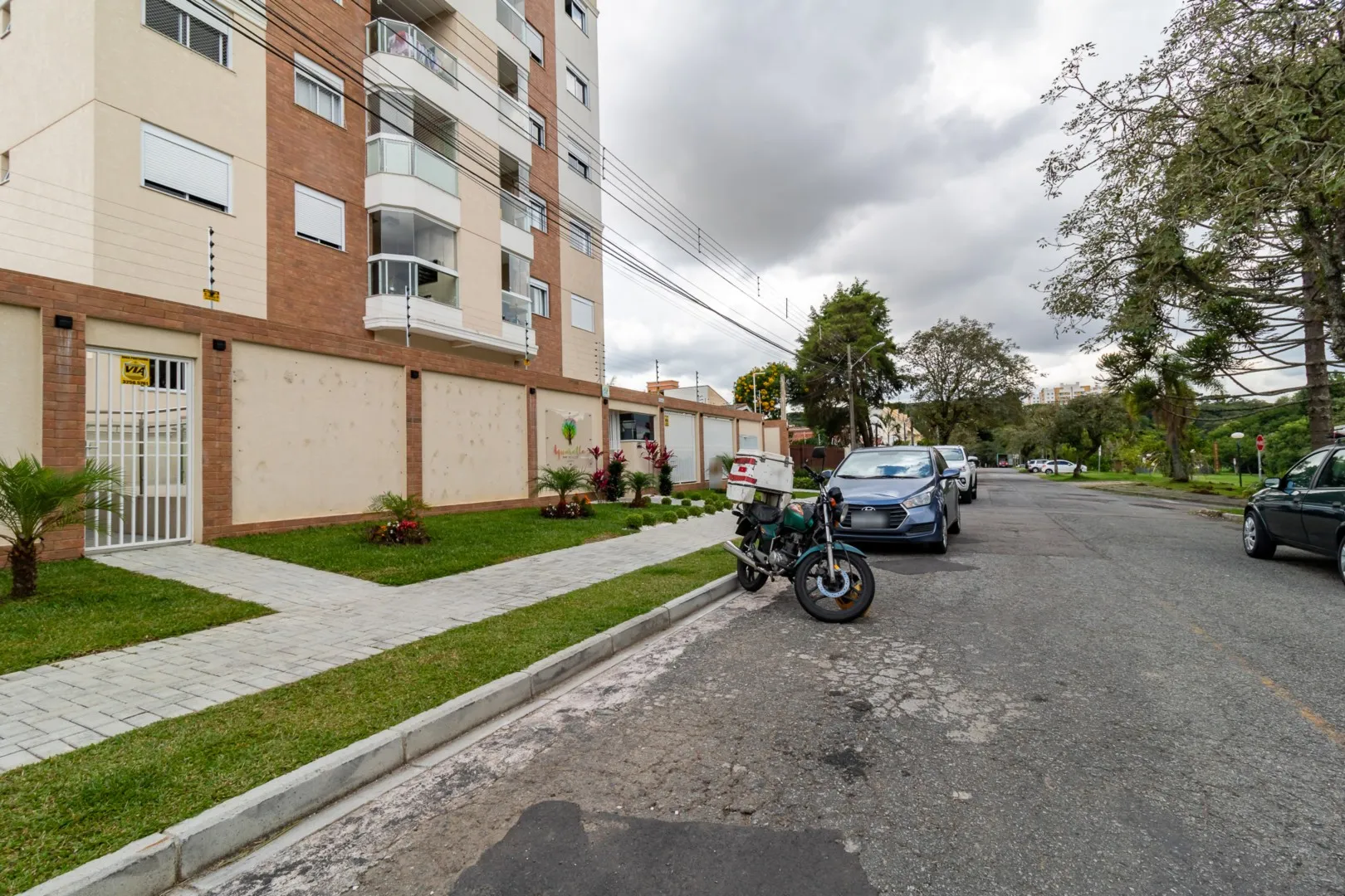 Balcony with a grill in a 2-bedroom apartment, 59 m² — photo 41