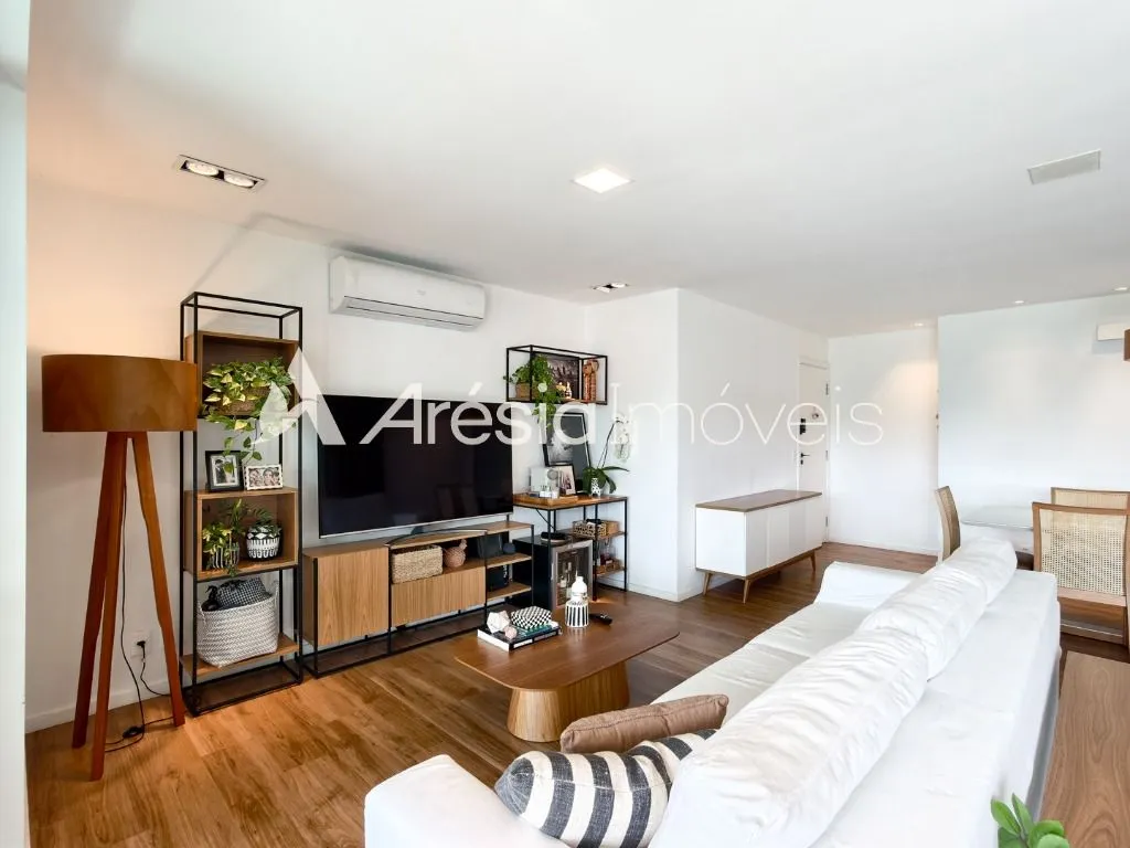 Balcony with a grill in a 4-bedroom apartment, 178 m² — photo 25