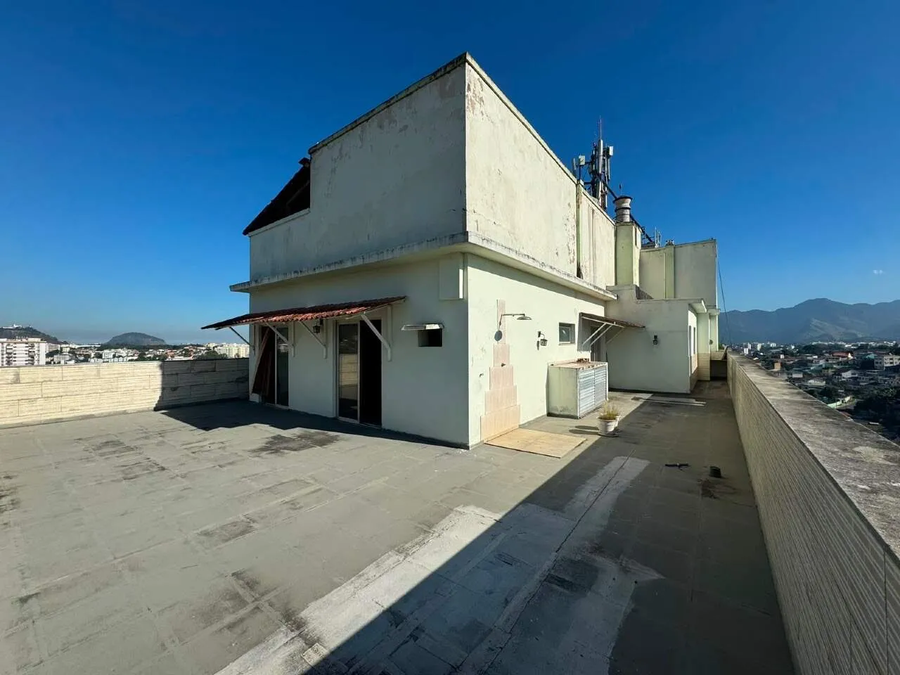 Penthouse with 3 bedrooms and city and mountain views