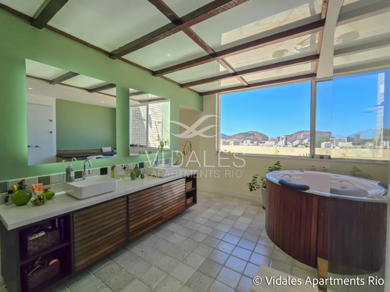 Furnished 715 m² apartment with 4 en-suite bedrooms — photo 25