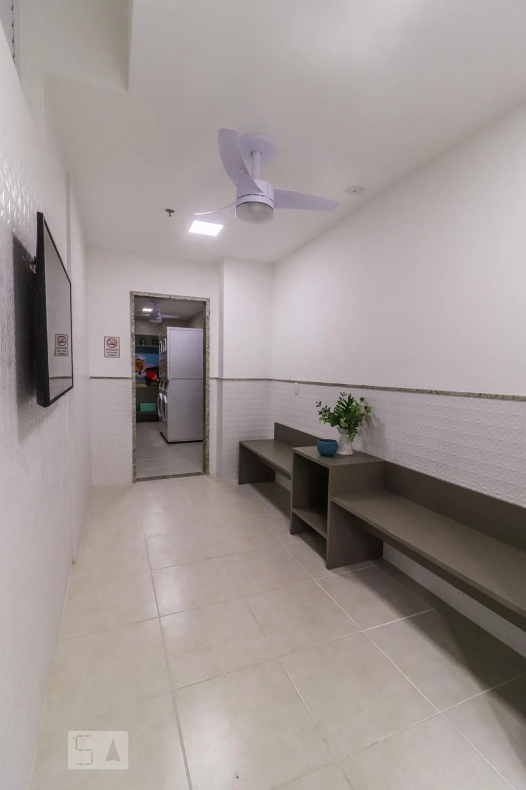 Furnished 1-bedroom apartment with a glassed balcony — photo 8