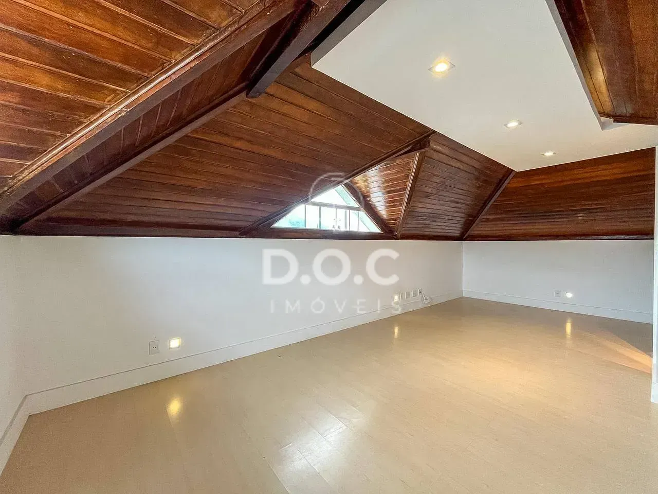 Floor-to-ceiling windows in a 5-bedroom house, 300 m² — photo 60