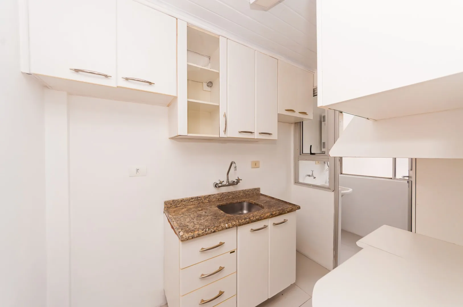1-bedroom apartment with a separate, closed kitchen — photo 2