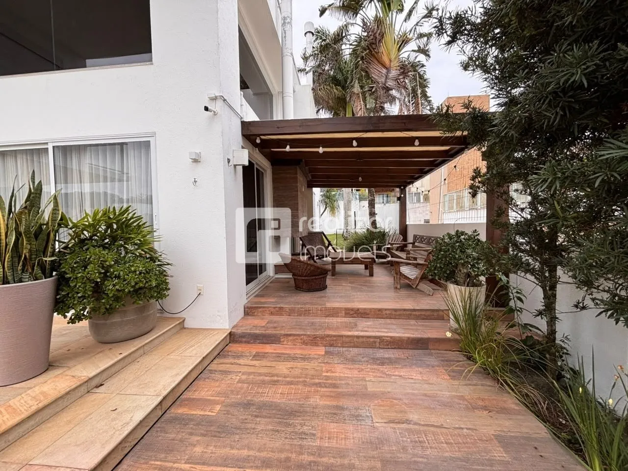Furnished house, 650 m², with a water view — photo 4